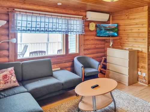 - un salon avec un canapé et une table dans l'établissement Holiday Home Saarenranta by Interhome, à Koivisto