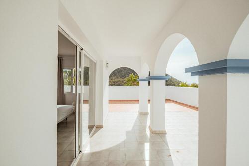 un pasillo de una casa con vistas al océano en Villa Sa Bassa, Amazing seaviews and great Pool en Portinatx