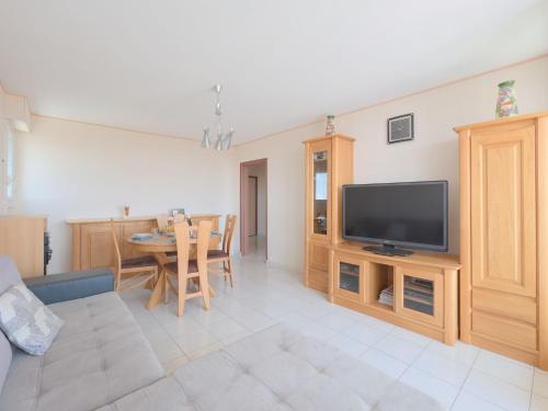 un salon avec une télévision et une salle à manger dans l'établissement Apartment L'Escale Vendée Globe - LSD300 by Interhome, à Les Sables-dʼOlonne