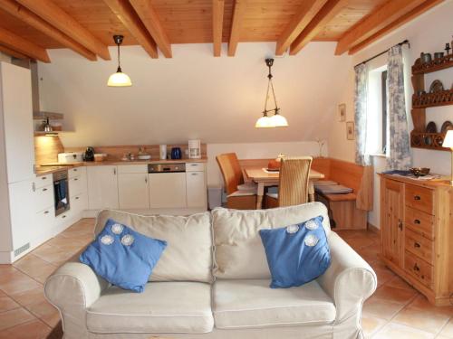 ein Wohnzimmer mit einem Sofa und einer Küche in der Unterkunft Apartment Schwalbennest by Interhome in Bad Kleinkirchheim
