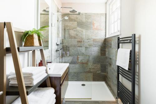 レミントン・スパにあるL-Spa Boutique Apartmentsの洗面台とシャワー付きのバスルーム