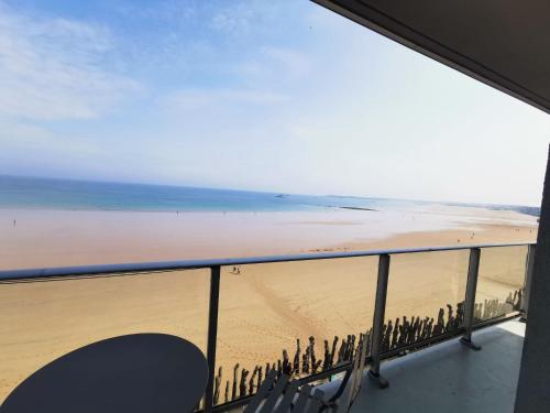 - un balcon offrant une vue sur la plage dans l'établissement Apartment Le Grand Large by Interhome, à Saint-Malo