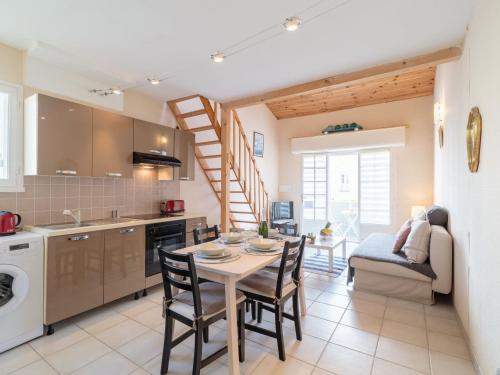 une cuisine et une salle à manger avec une table et des chaises dans l'établissement Studio Rampe du vengeur by Interhome, à Royan