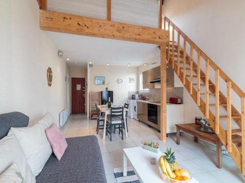 un salon avec un escalier et une cuisine dans l'établissement Studio Rampe du vengeur by Interhome, à Royan