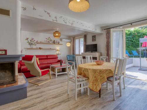 TV a/nebo společenská místnost v ubytování Holiday Home De Manou by Interhome