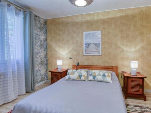 une chambre avec un lit avec deux tables de nuit et deux lampes dans l'établissement Holiday Home De Manou by Interhome, à Six-Fours-les-Plages