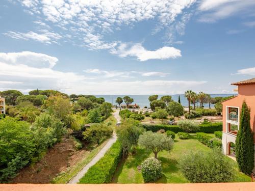 una vista aérea de un parque con árboles y un edificio en Apartment Les Rivages des Issambres-3 by Interhome, en Les Issambres