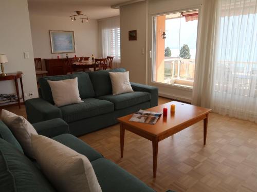 un soggiorno con divano e tavolino da caffè di Apartment Montreux - Panorama by Interhome a Montreux