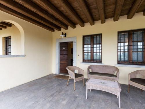 サン・マルティーノ・デッラ・バッターリアにあるApartment Corte Arcadia-3 by Interhomeのパティオ(椅子、テーブル、ドア付)