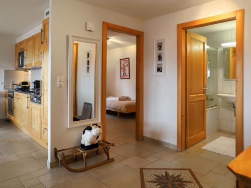 ナンダにあるApartment Domaine des Reines A2 by Interhomeのキッチン、バスルーム(鏡付)が備わります。