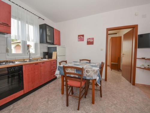 Kuchyň nebo kuchyňský kout v ubytování Apartment Vesela-4 by Interhome