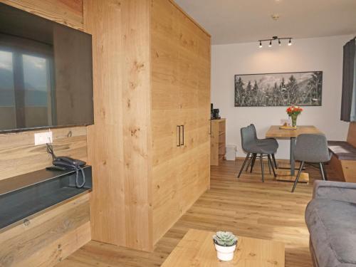 salon z dużą drewnianą ścianą w obiekcie Apartment Ladis-7 by Interhome w mieście Ladis