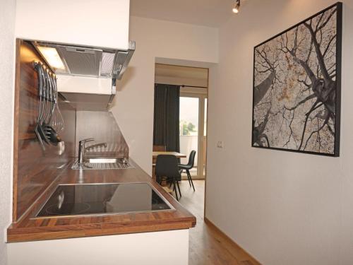 kuchnia ze zlewem i blatem w obiekcie Apartment Ladis-7 by Interhome w mieście Ladis