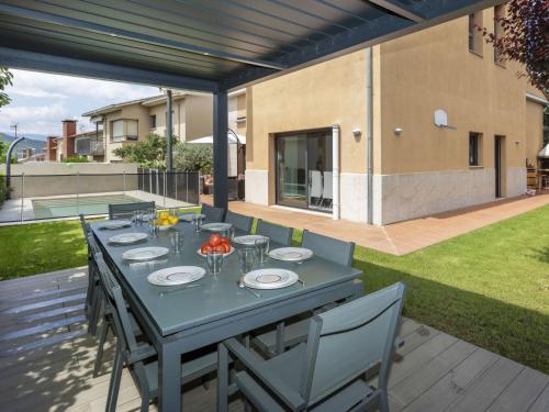 patio con tavolo blu e sedie di Holiday Home Volca by Interhome a Olot