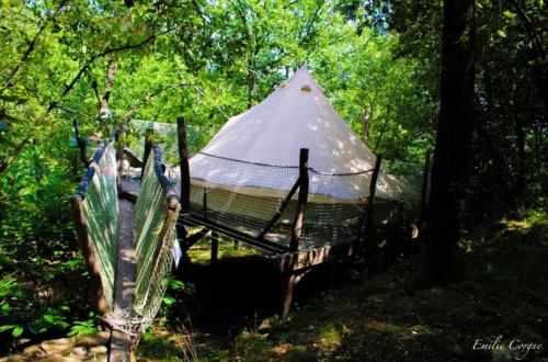 une yourte au milieu d'une forêt dans l'établissement TENTE HIBOU INSOLITE AVEC FILET DE DETENTE Camping lou cantou cevenol, à Anduze