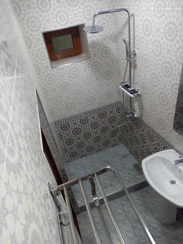 un piccolo bagno con lavandino e doccia di Guest house Zebiniso a Samarkand