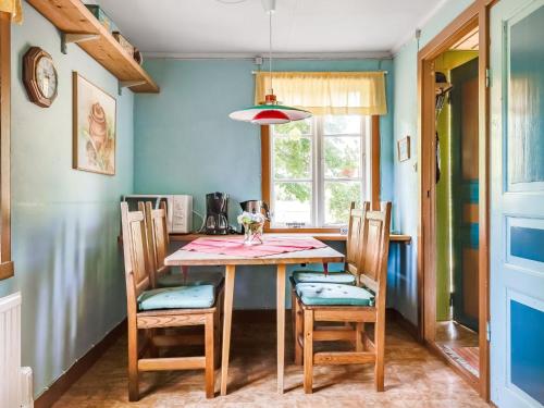 - une salle à manger avec une table et des chaises dans l'établissement Holiday Home Ebbabolet by Interhome, à Tibro