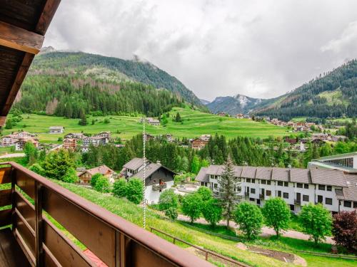 einen Balkon mit Blick auf ein Dorf in den Bergen in der Unterkunft Apartment Mantina-2 by Interhome in Moena