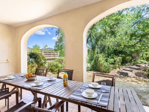 グリモーにあるHoliday Home Les Restanques Golfe Saint Tropez-6 by Interhomeの屋外テーブル(椅子付)、大きな窓