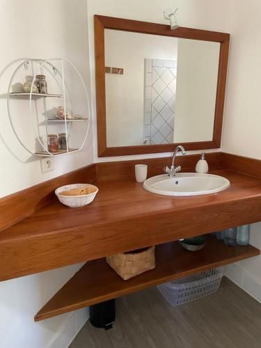 y baño con lavabo y espejo. en Pitaya - T3 cosy en duplex avec cuve, en Saint-François