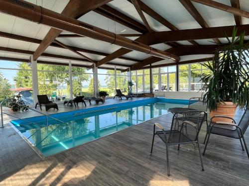 uma piscina com cadeiras e uma mesa numa casa em Holiday Home Erzeberg-2 by Interhome em Balhorn