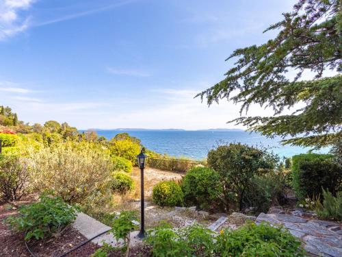 - un jardin avec vue sur l'océan dans l'établissement Apartment Les Floralies II-3 by Interhome, au Lavandou