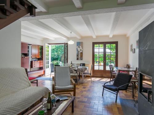 un soggiorno con divano e tavolo di Holiday Home Bellevue - MSR103 by Interhome a Moëlan-sur-Mer