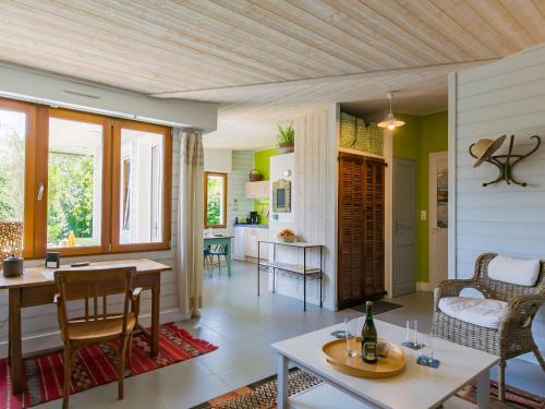 コンカルノーにあるHoliday Home Gîte au Jardin - CCN106 by Interhomeのキッチン、リビングルーム(テーブル、椅子付)