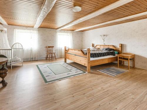 ein Schlafzimmer mit einem Bett und einer Holzdecke in der Unterkunft Holiday Home Gåragöl - B in Olofström