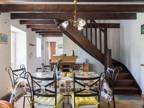 une salle à manger avec une table et des chaises dans l'établissement Holiday Home Blaue Hortensie by Interhome, à Sizun