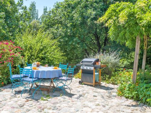 d'une table, de chaises et d'un barbecue dans le jardin. dans l'établissement Holiday Home Svyntha by Interhome, à Prunelli-di-Fiumorbo