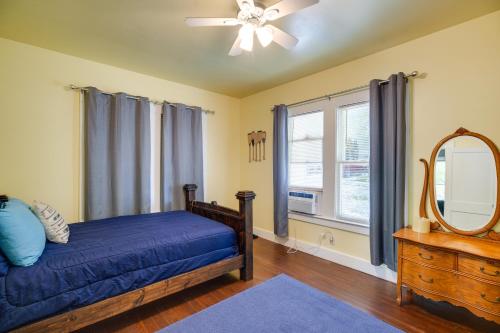 1 dormitorio con cama, espejo y ventilador de techo en New Braunfels Vacation Rental on Lake Dunlap!, en New Braunfels