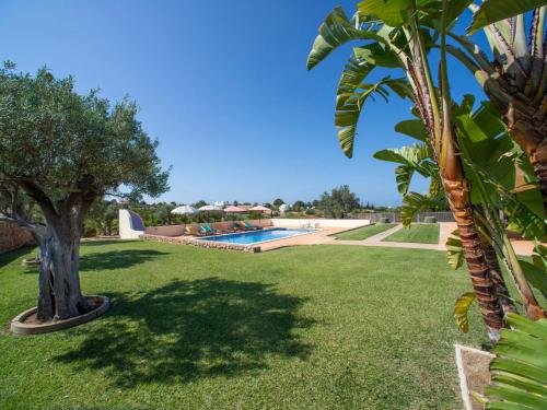 um quintal com uma árvore e uma piscina em Holiday Home Alto da Rafoia - CRV130 by Interhome em Lagoa