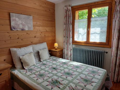 une chambre avec un lit avec une couette dessus dans l'établissement Apartment A la Claire Fontaine 1 by Interhome, à Mémontel