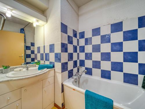 une salle de bain avec une baignoire et un lavabo dans l'établissement Apartment Bâtiment A-16 by Interhome, au Corbier