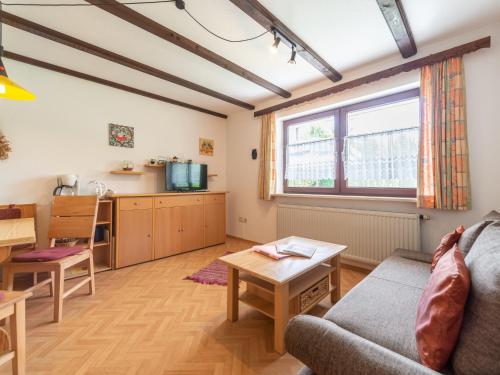 ein Wohnzimmer mit Sofa und Tisch in der Unterkunft Apartment Am Hohen Bogen-40 by Interhome in Arrach