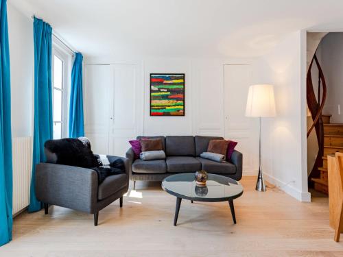 un salon avec un canapé et une table dans l'établissement Holiday Home Guillaume le Conquérant by Interhome, à Trouville-sur-Mer