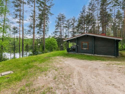 een kleine hut op een onverharde weg naast een bos bij Holiday Home Lohi- cjoe237 a by Interhome in Säynetlahti