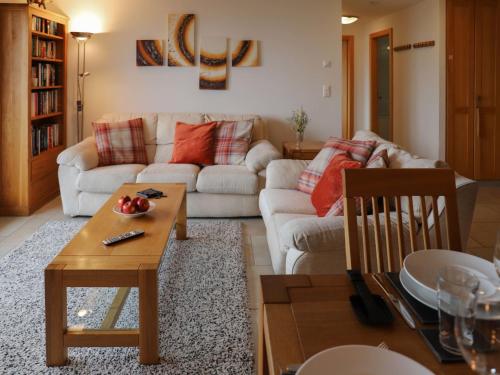 ein Wohnzimmer mit einem Sofa und einem Tisch in der Unterkunft Apartment Domaine des Reines D3 by Interhome in Nendaz