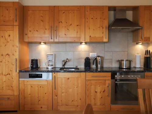 Kuchyň nebo kuchyňský kout v ubytování Apartment Domaine des Reines D3 by Interhome