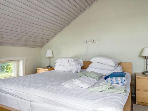 Säng eller sängar i ett rum på Chalet Villa Lundsfjärden - VML120 by Interhome