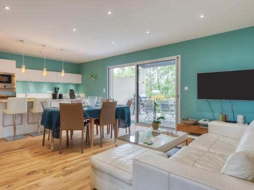 un salon avec un canapé blanc et une table dans l'établissement Villa Petite Dépée by Interhome, à Grayan-et-lʼHôpital