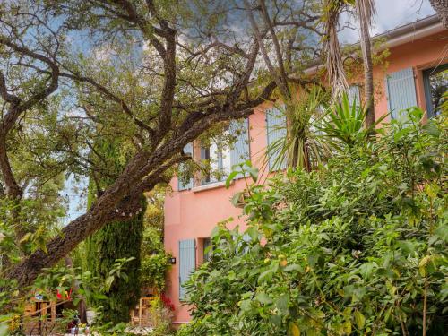 Κήπος έξω από το Lou Riou Village Vacances