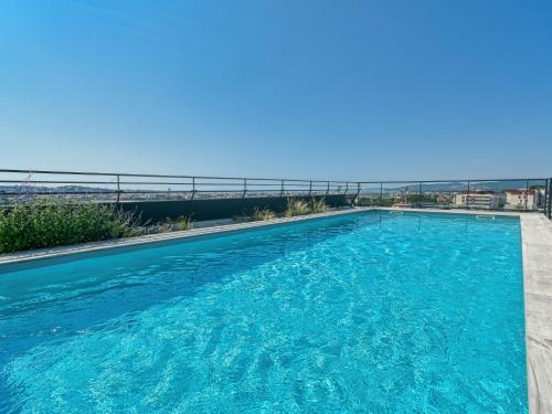 - une piscine au-dessus d'un bâtiment avec de l'eau bleue dans l'établissement Apartment Golfe Horizon-2 by Interhome, à Fréjus