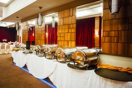 a banquet hall with couches and tables in a room at Hotel DarulMakmur Jerantut in Jerantut