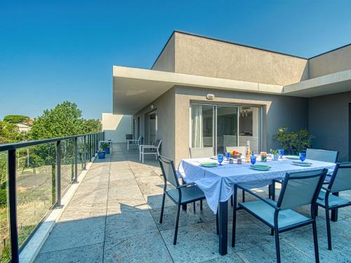 - une table sur le balcon d'une maison dans l'établissement Apartment Golfe Horizon-1 by Interhome, à Fréjus