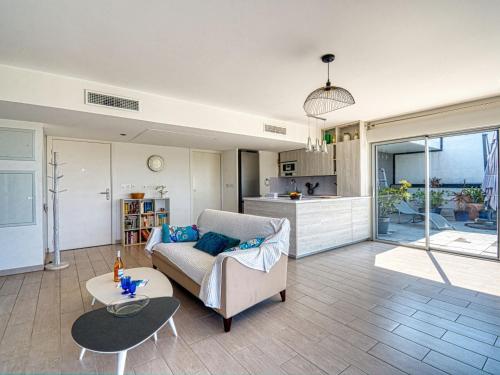 un salon avec un canapé et une table dans l'établissement Apartment Golfe Horizon-1 by Interhome, à Fréjus