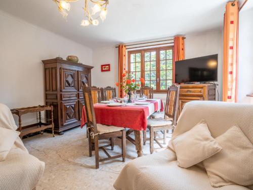 une salle à manger avec une table, des chaises et une télévision dans l'établissement Holiday Home Ker Vian by Interhome, à Tréflez