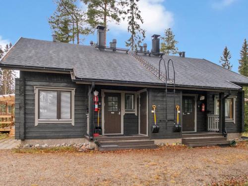 ein kleines schwarzes Haus mit einem Dach in der Unterkunft Holiday Home Vuokatin alma by Interhome in Vuokatti