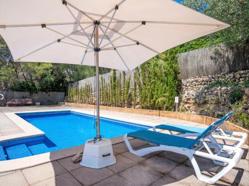 un ombrellone e una sedia accanto alla piscina di Holiday Home Can Pere Mas by Interhome a Pòrtol